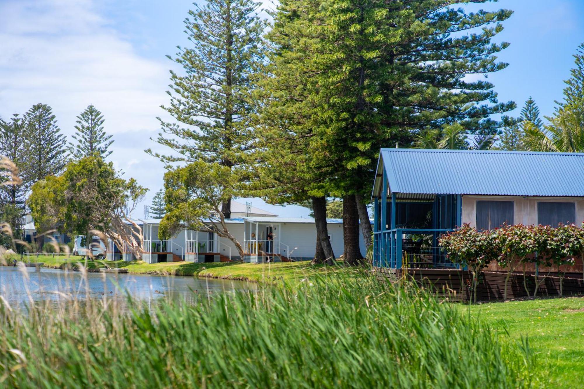 Two Shores Holiday Village Entrance Exterior foto
